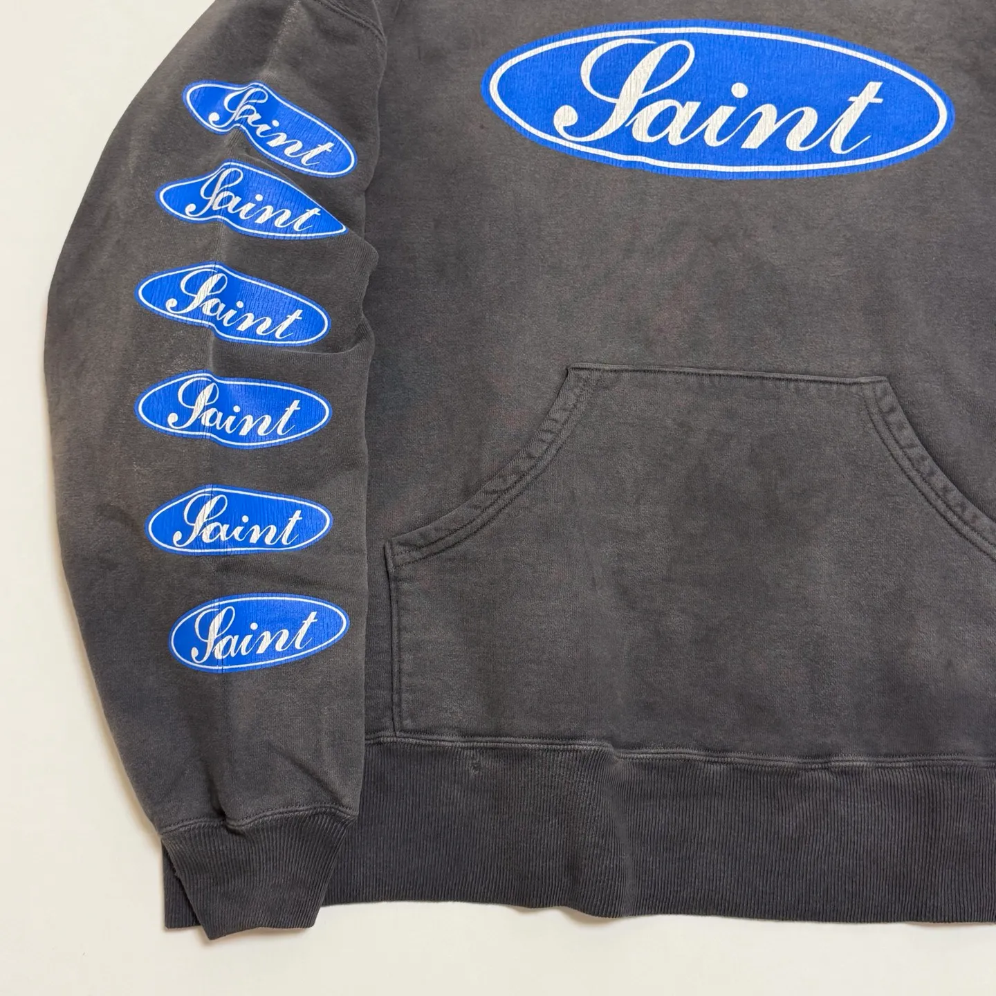 SAINT Mxxxxxx HOODIE/LOVE AMONG/BLK blue SAINT barrage slogan hoodie, washed black S-XL, the latest version, revised many times, the version is closer to the original version, and the street flavor is stronger! Heavy washing with water-sprayed fading process for stronger distressing effect. Handmade wormhole destruction treatment. Authentic level extreme distressed crack printing. The main mark and wash mark are all correct versions.